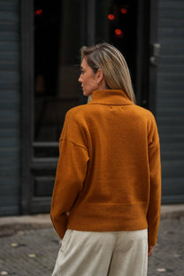 Maglione in lana con collo alto e bottoni