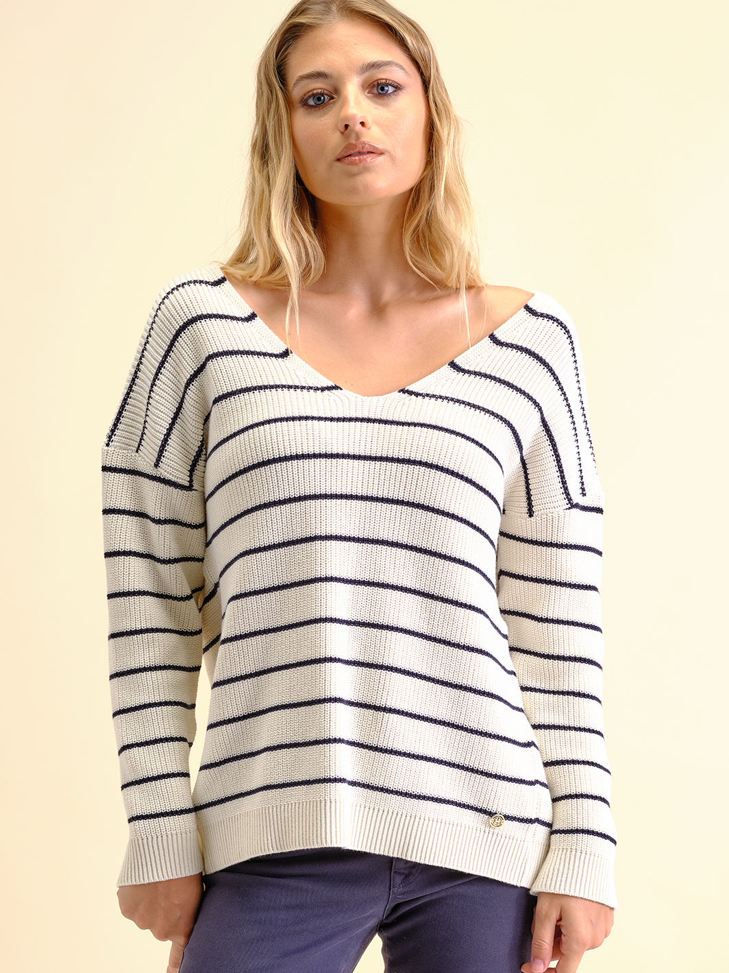 Maglia in cotone a righe con schiena aperta e fiocchi