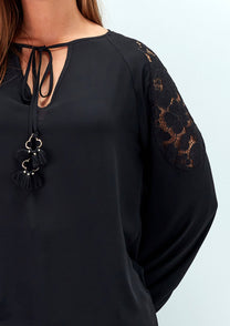 Blusa nera con inserti in pizzo e laccio al collo