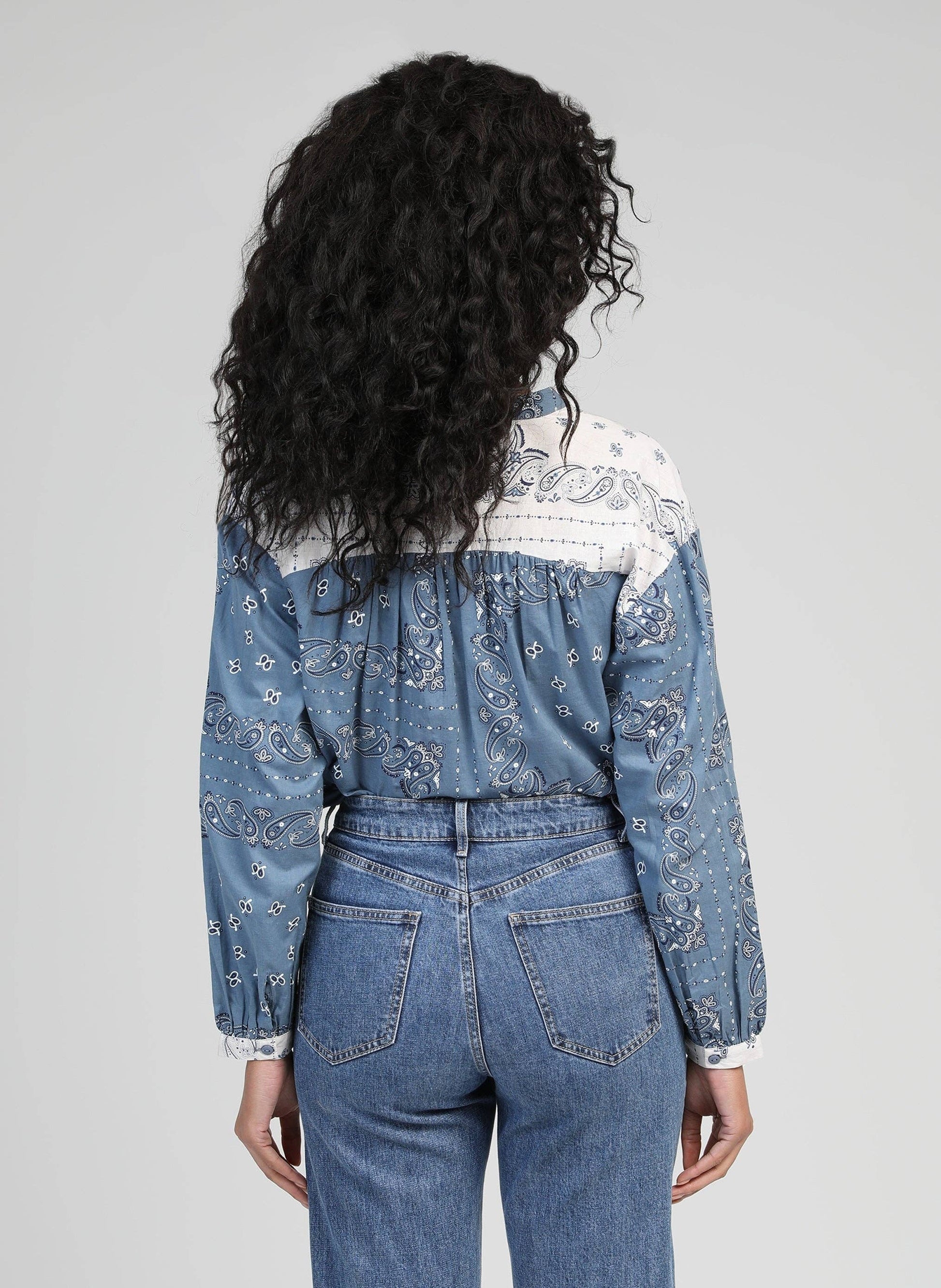 Camicia oversize in voile di cotone con stampa bandana indaco