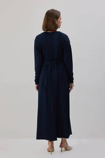 Abito lungo blu navy con drappeggio e cintura