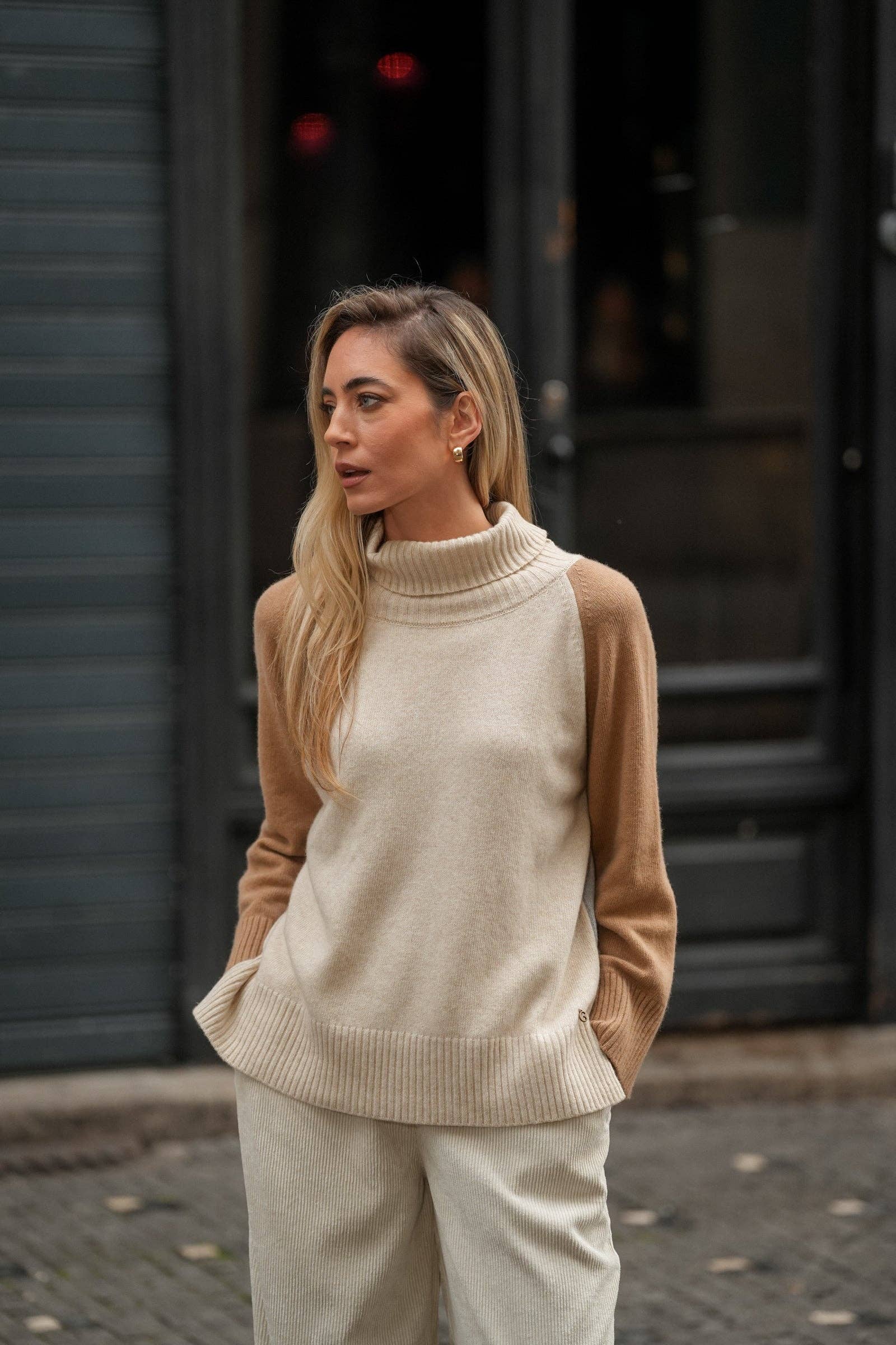Maglia bicolore in lana e cashmere con collo alto