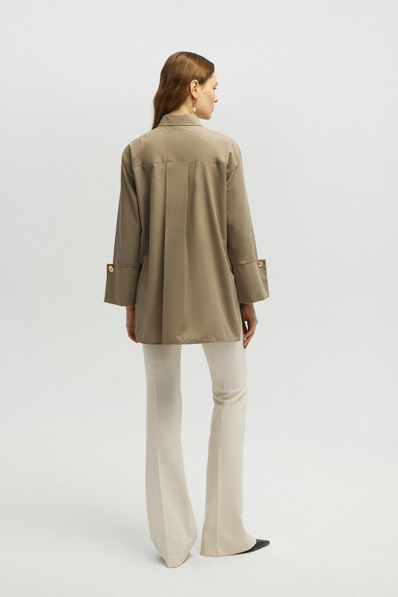 Camicia in popeline beige con polsini oversize