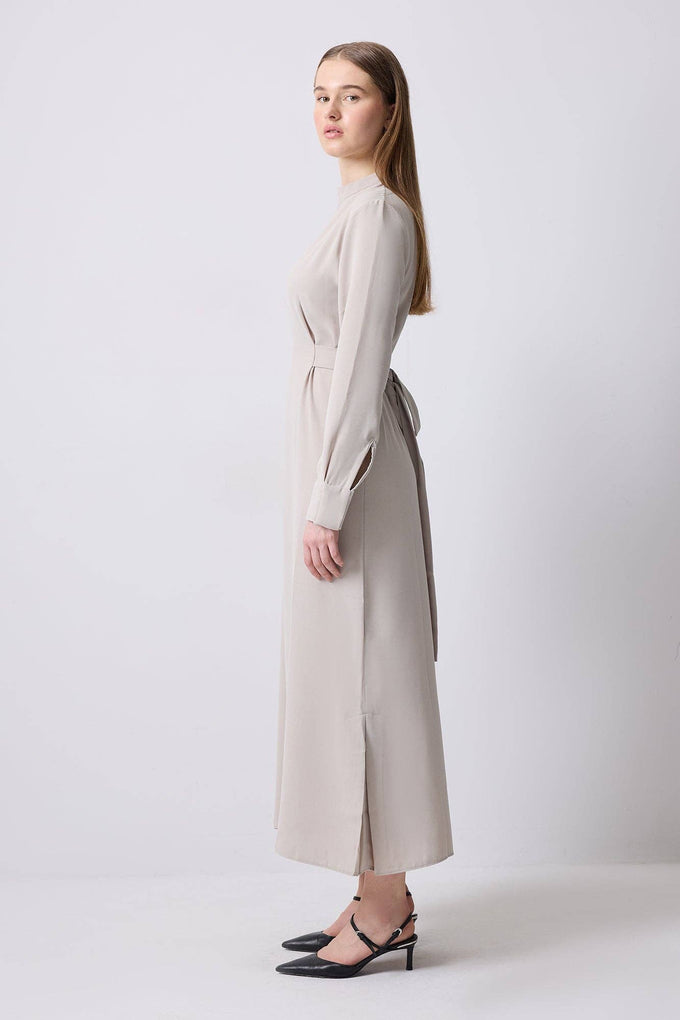 Abito maxi in crêpe con cintura e collo alto