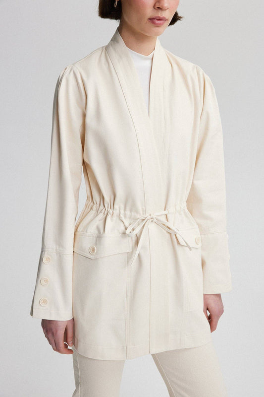 Giacca in gabardina con arricciatura in vita