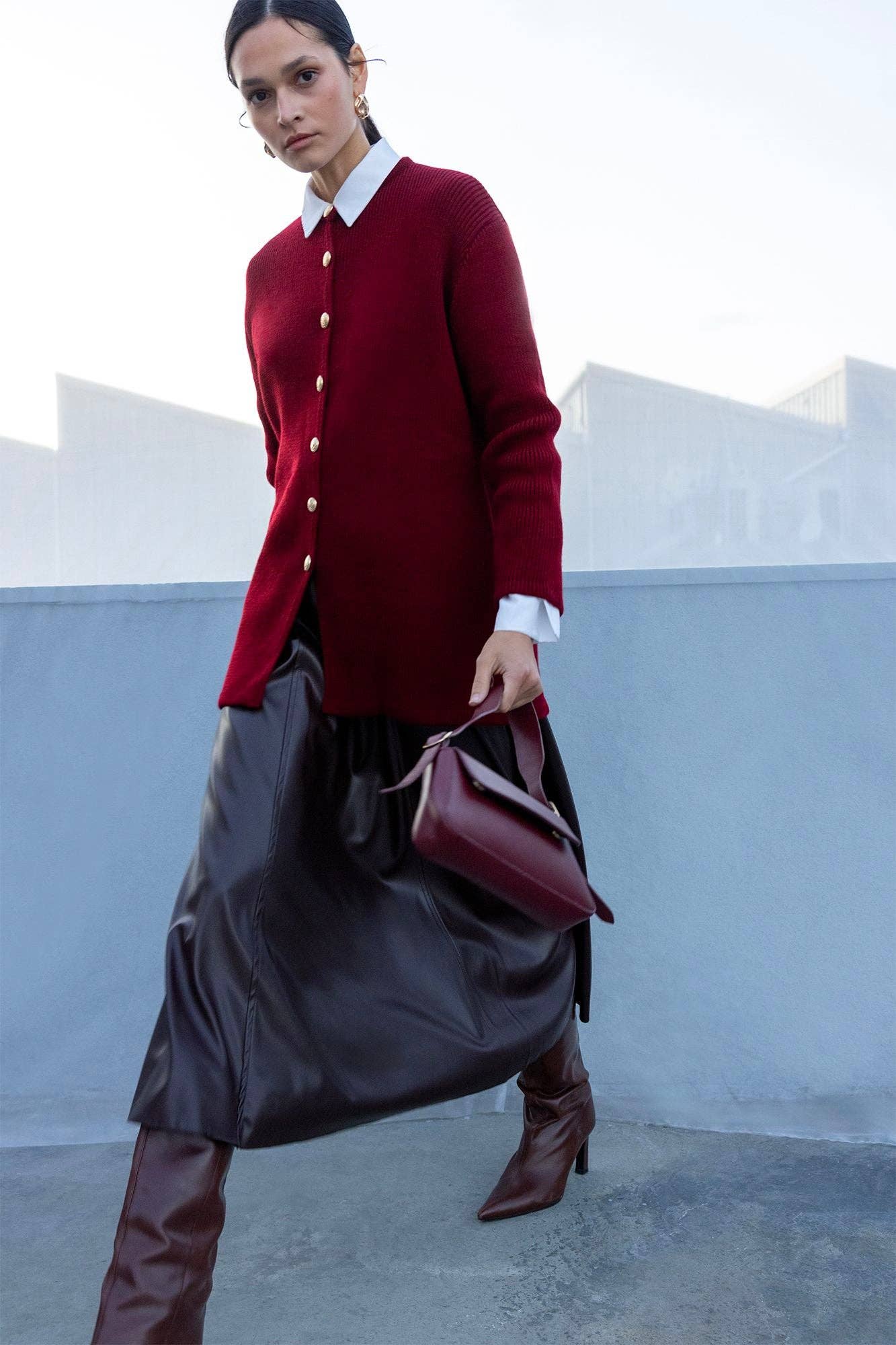 Cardigan lungo bordeaux con bottoni dorati