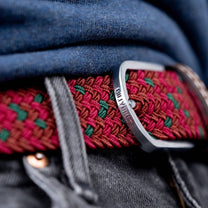 Cintura intrecciata elastica multicolor con finiture in pelle