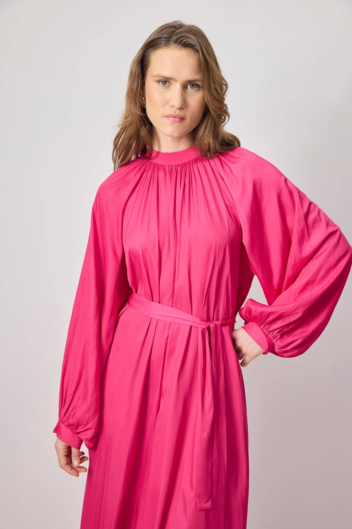 Abito lungo in raso fucsia con cintura