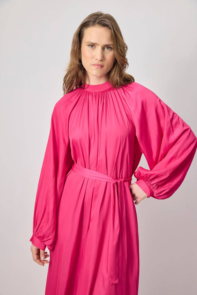 Abito lungo in raso fucsia con cintura