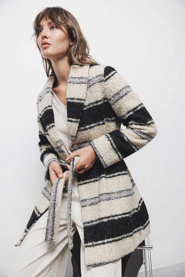 Cappotto bouclé intrecciato a righe con cintura