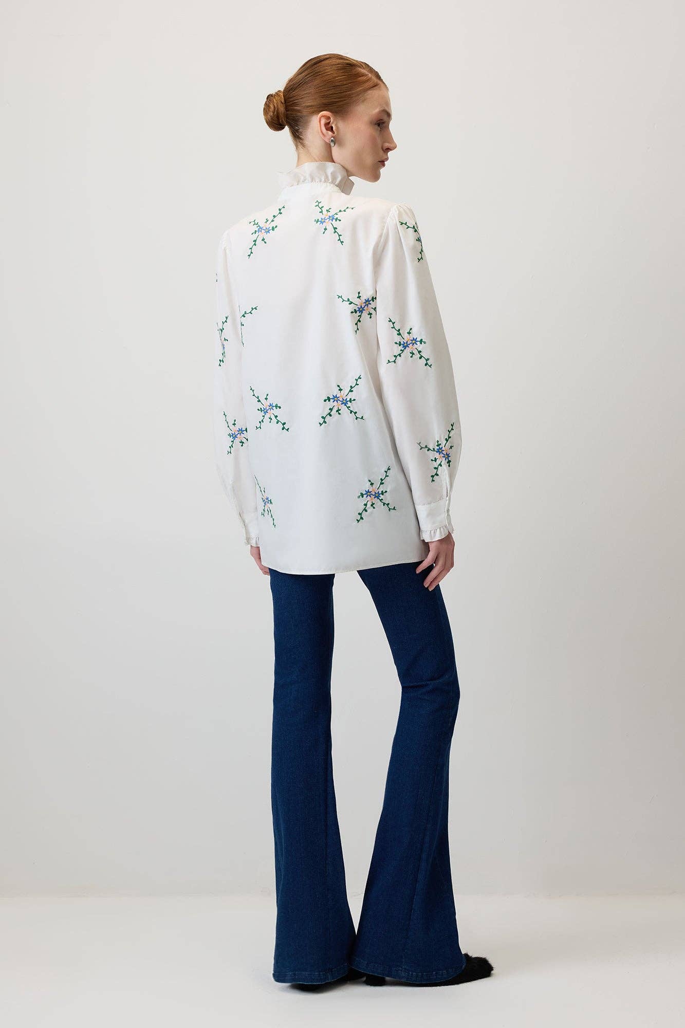 Camicia in popeline ricamata a fiori con volant
