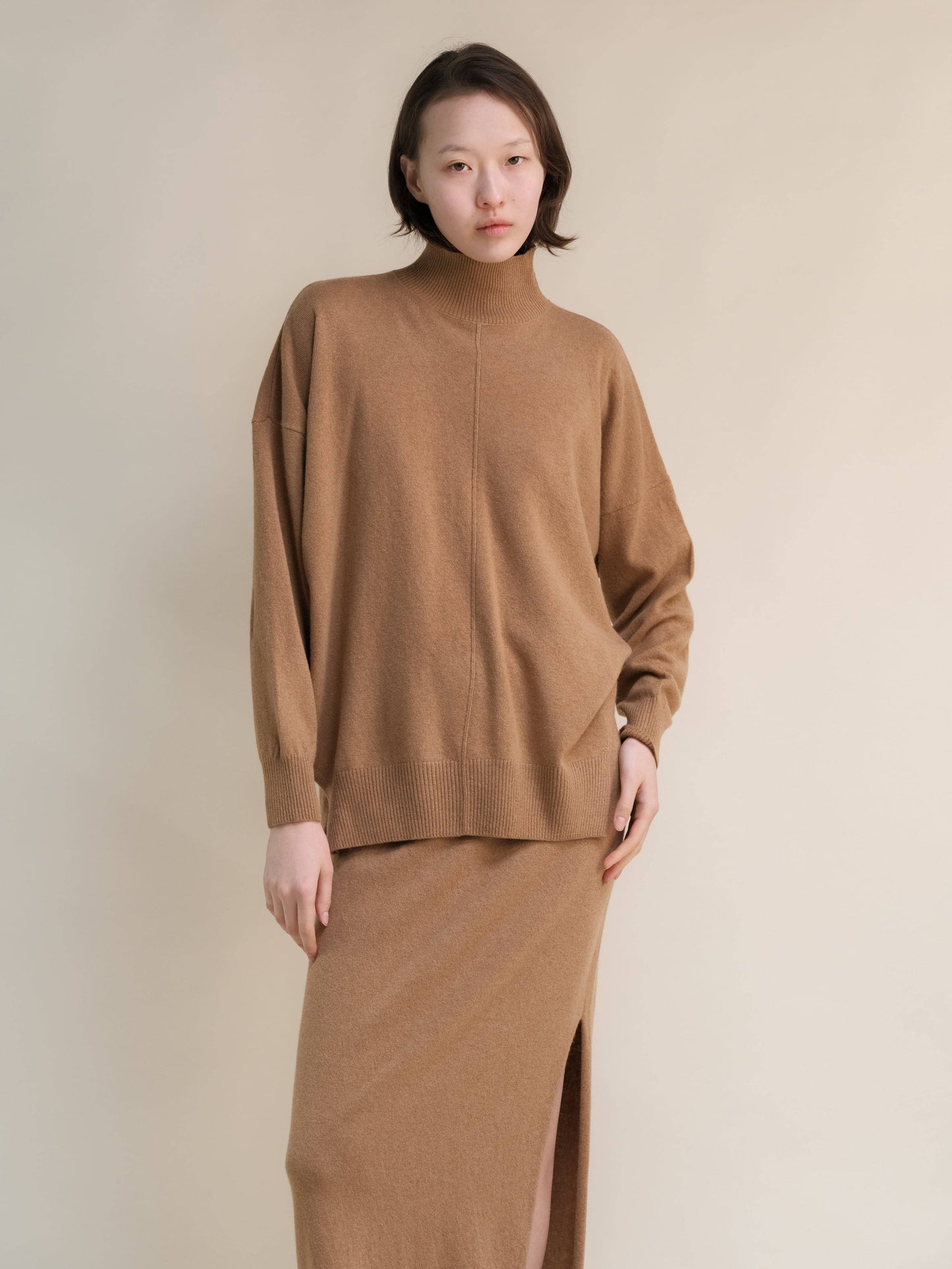 Maglione leggero dolcevita in misto cashmere con spacchi laterali