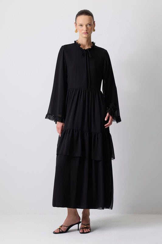 Abito lungo in chiffon nero con volant