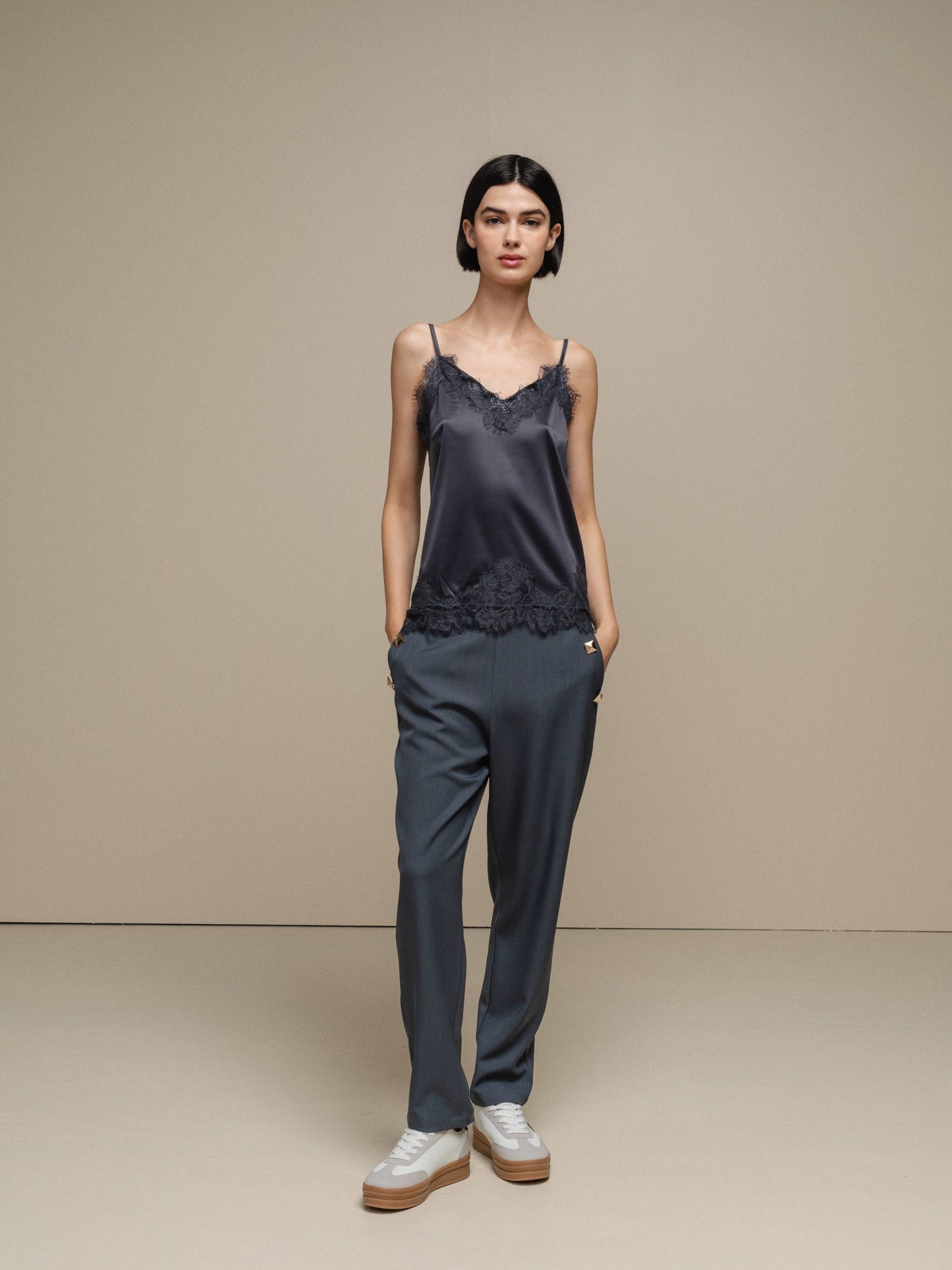 Pantaloni da donna eleganti con borchie