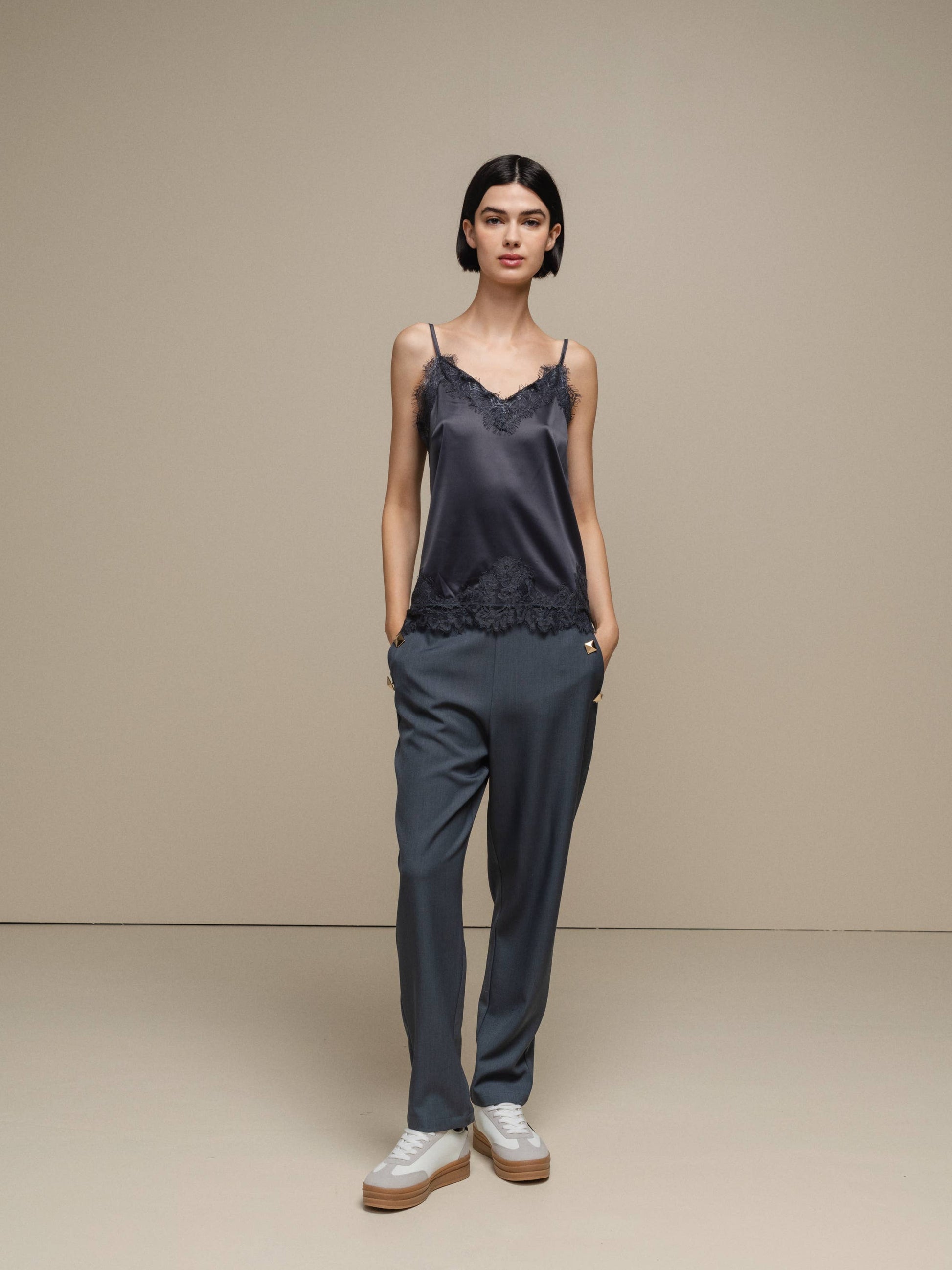 Pantaloni da donna eleganti con borchie