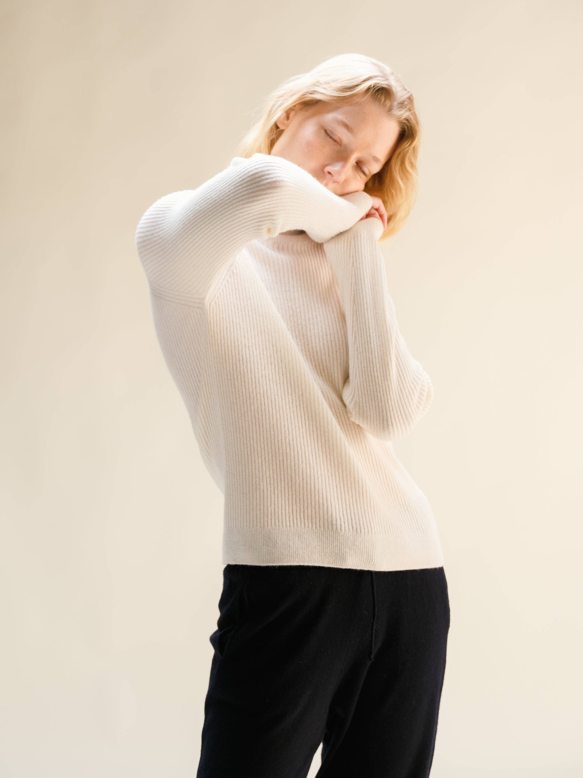Maglione a costine con collo a lupetto in misto cashmere