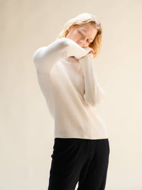 Maglione a costine con collo a lupetto in misto cashmere