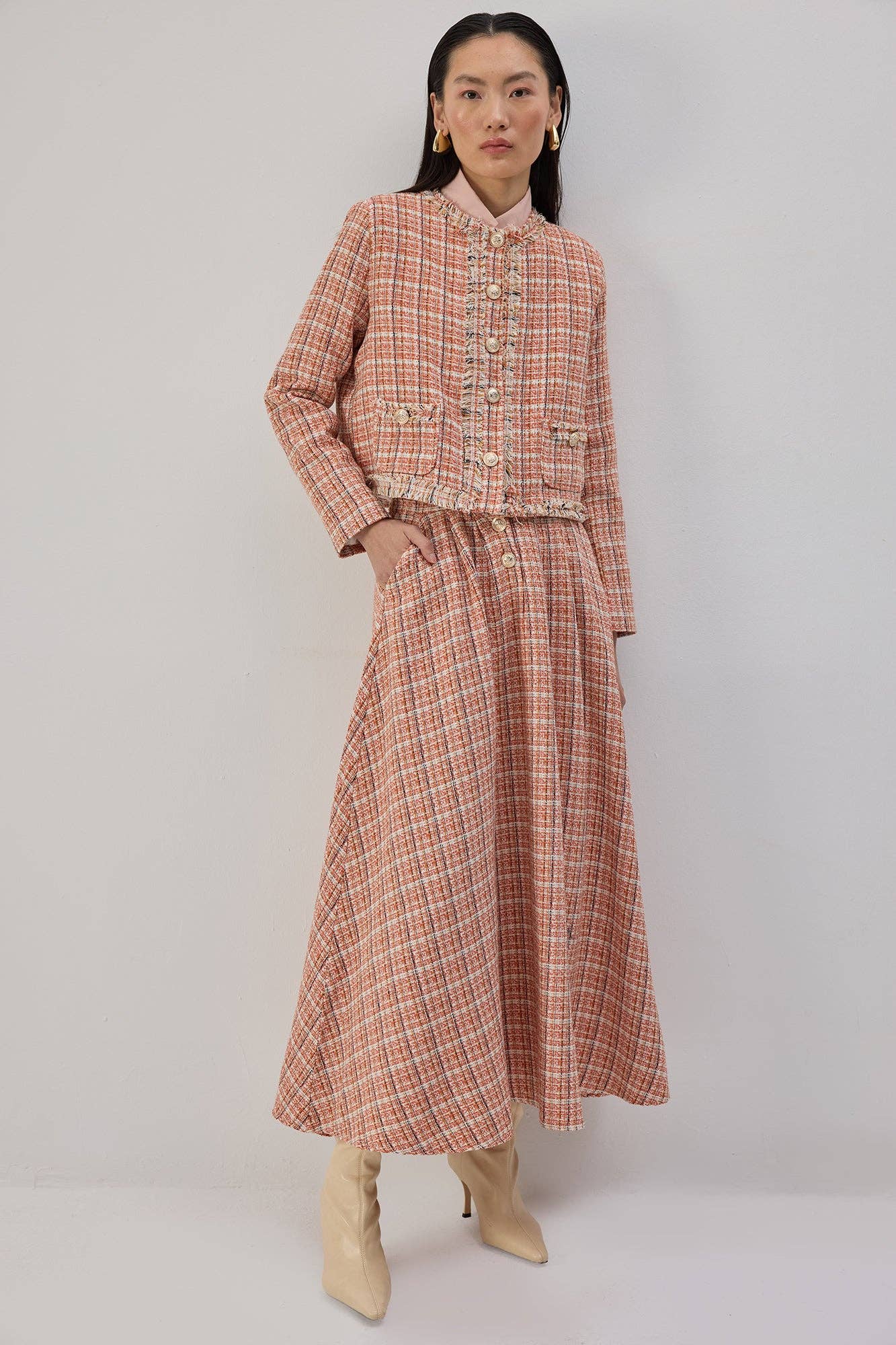 Completo in tweed con giacca corta e gonna lunga