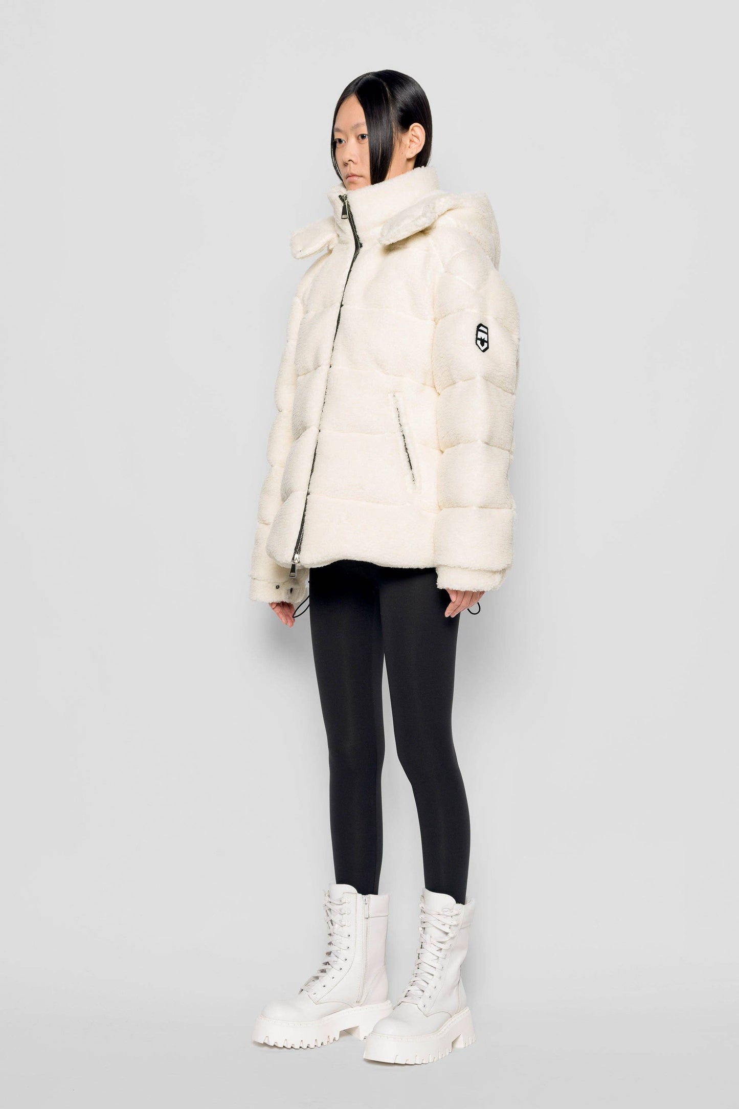 Piumino in eco shearling con cappuccio removibile