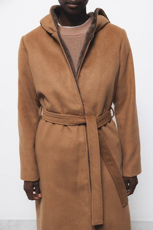 Cappotto con cappuccio in pelliccia sintetica e cintura