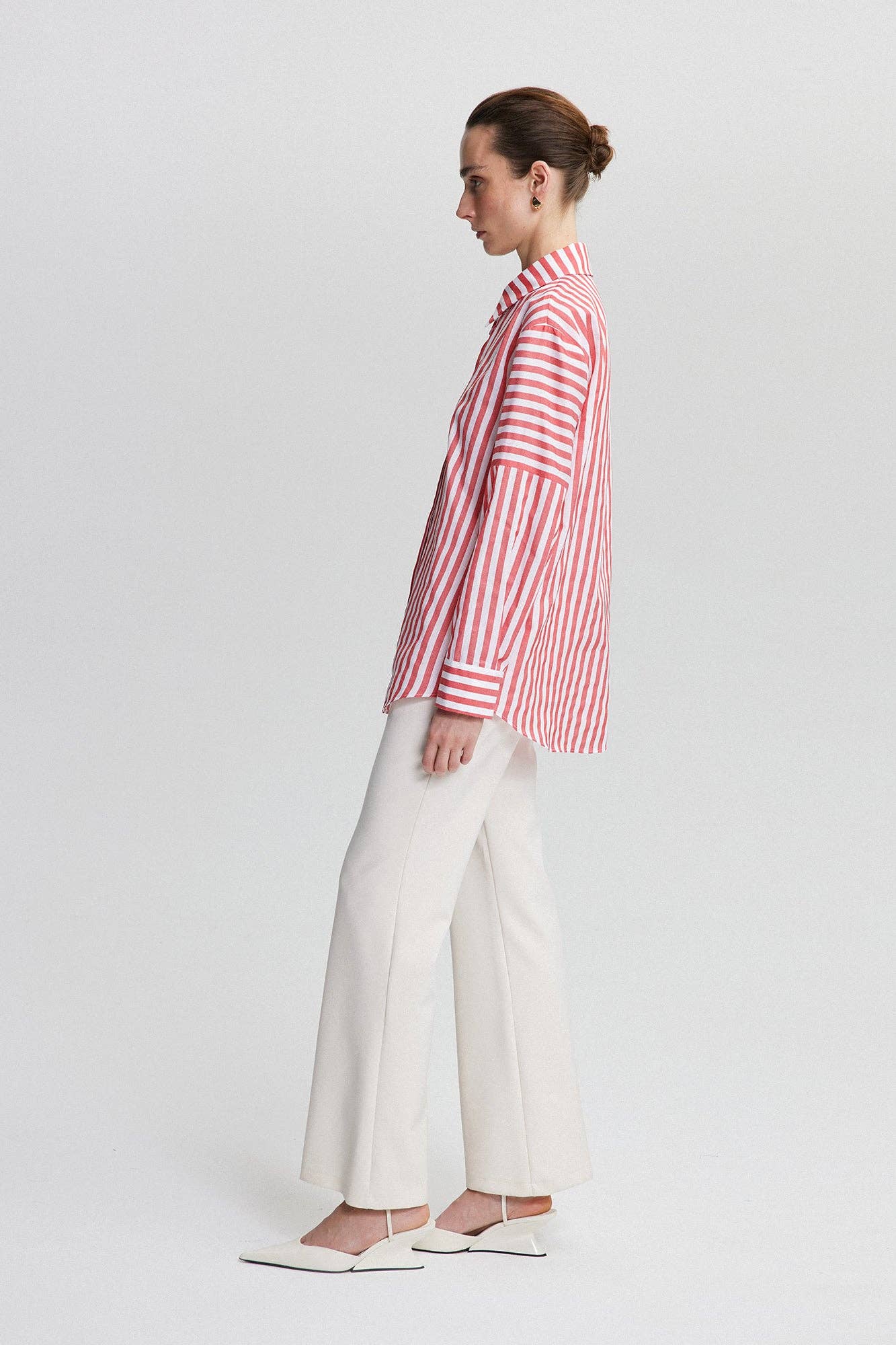Camicia a righe rosse con bottoni a vista