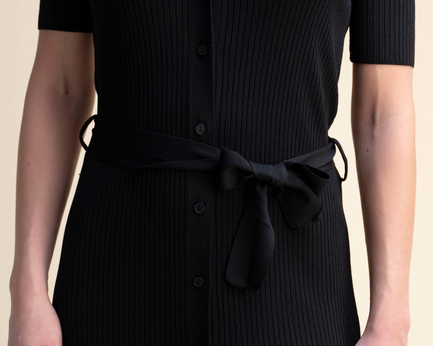 Abito midi in maglia a coste con maniche corte e cintura
