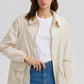 Impermeabile beige con tasche applicate