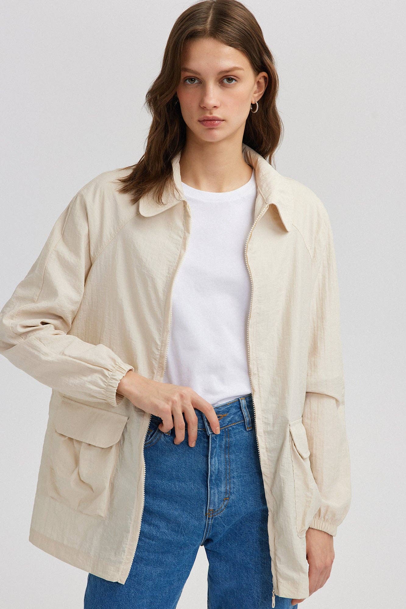 Impermeabile beige con tasche applicate