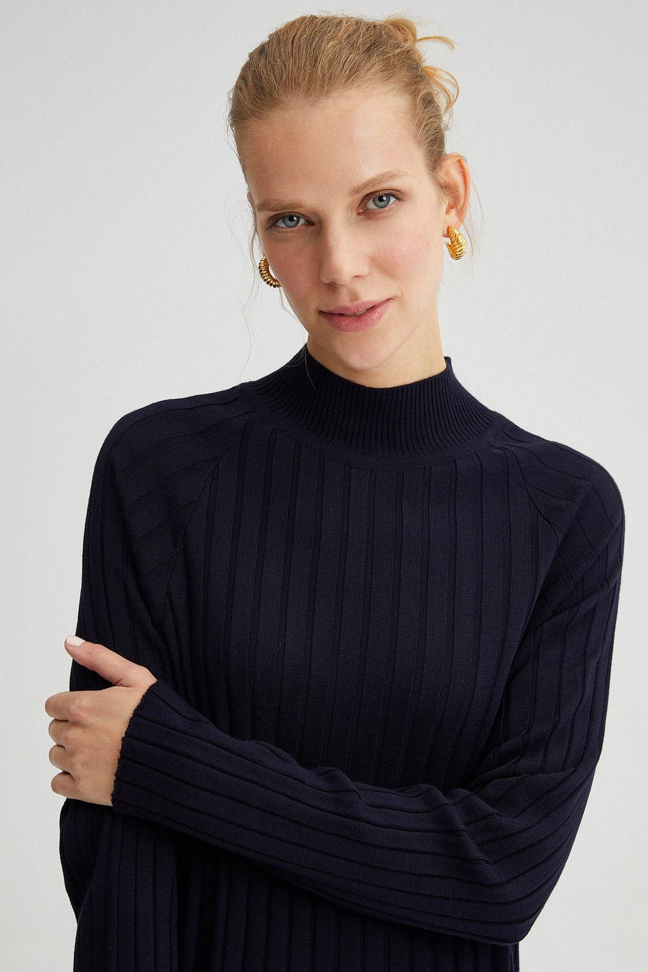 Abito lungo a costine con collo alto in blu navy