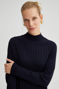Abito lungo a costine con collo alto in blu navy
