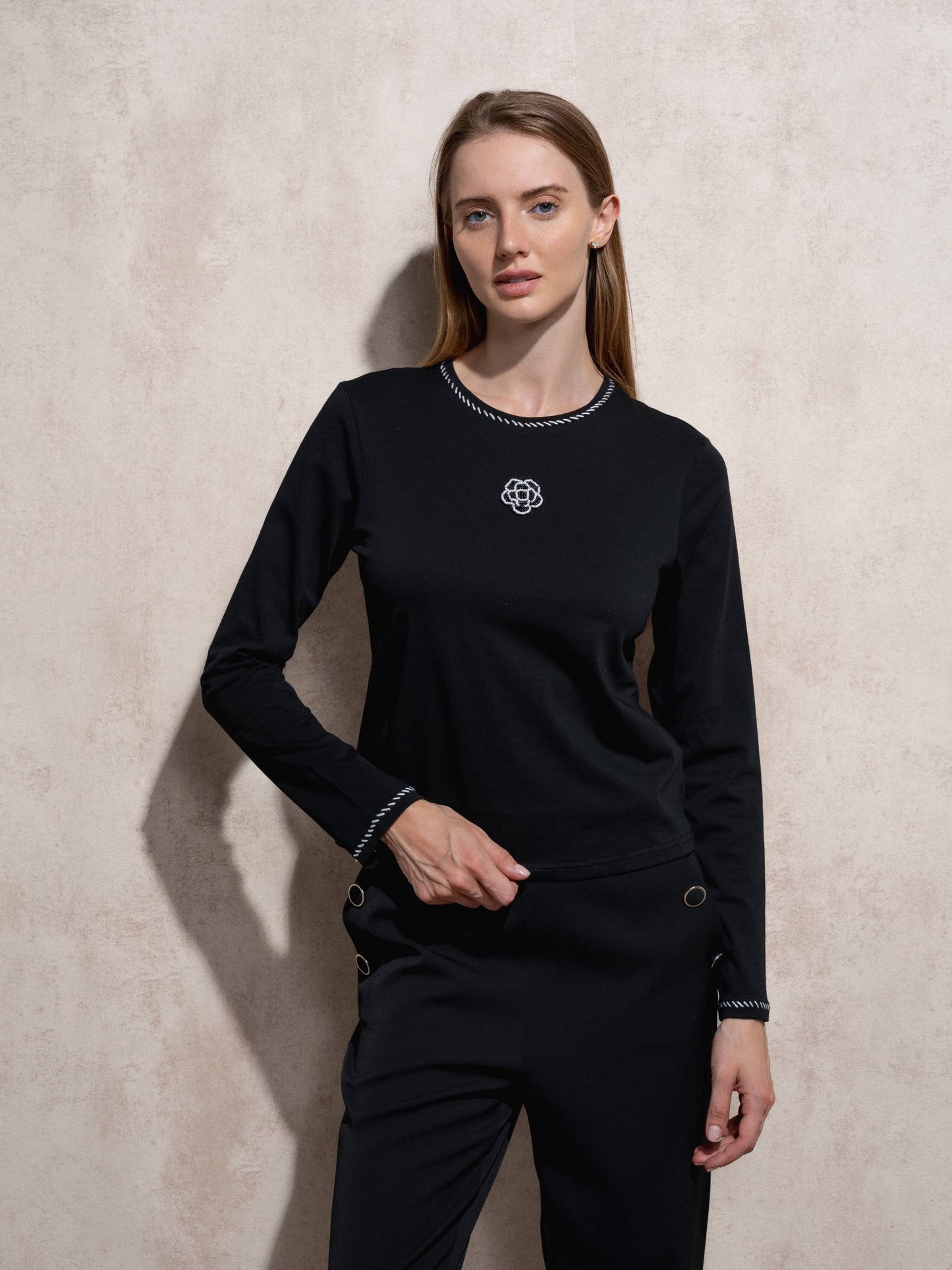 T-shirt donna in cotone con ricamo e maniche lunghe