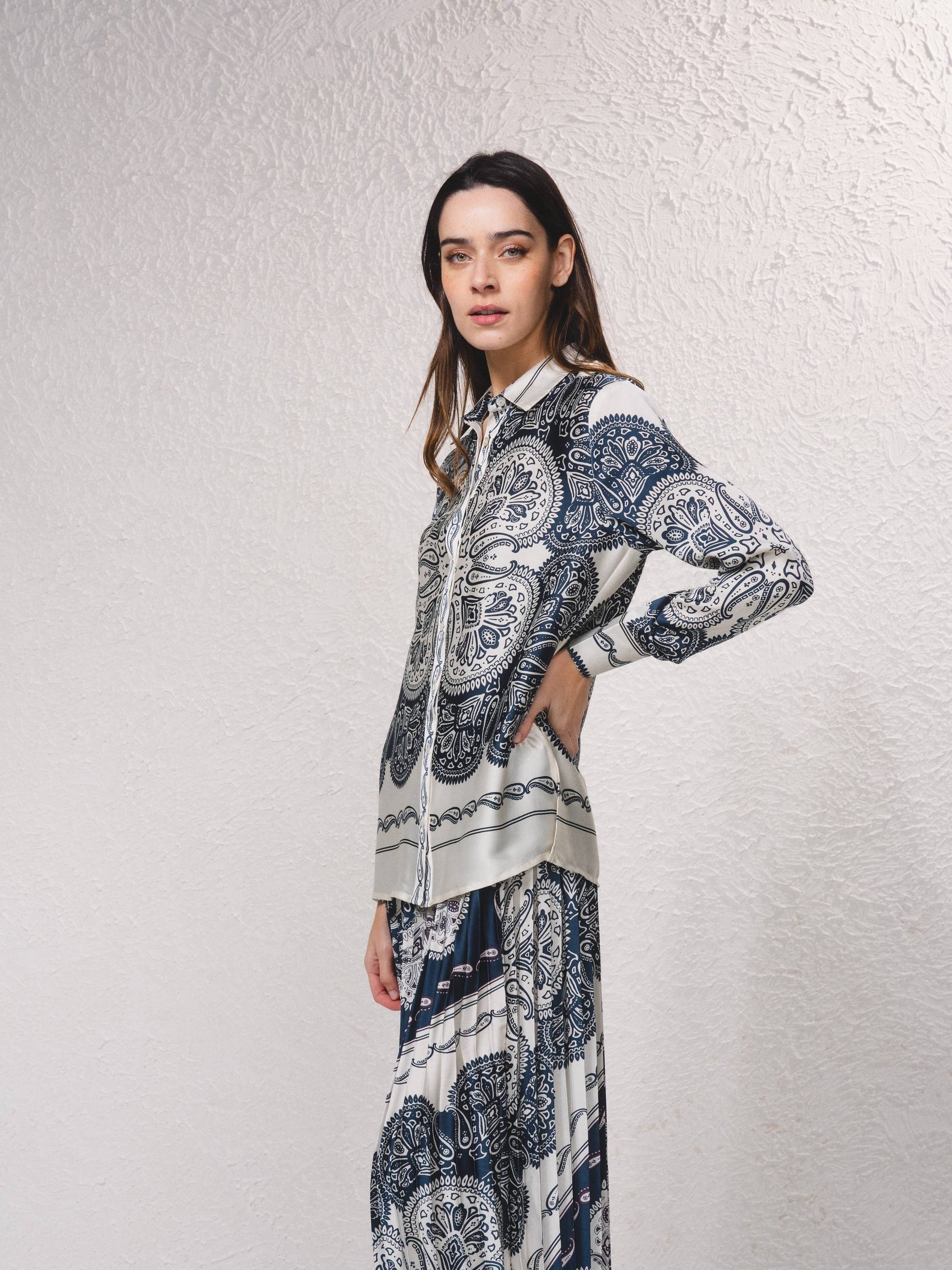 Blusa in raso stampata a taglio dritto