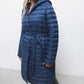 Parka lungo imbottito con cappuccio e cintura da donna