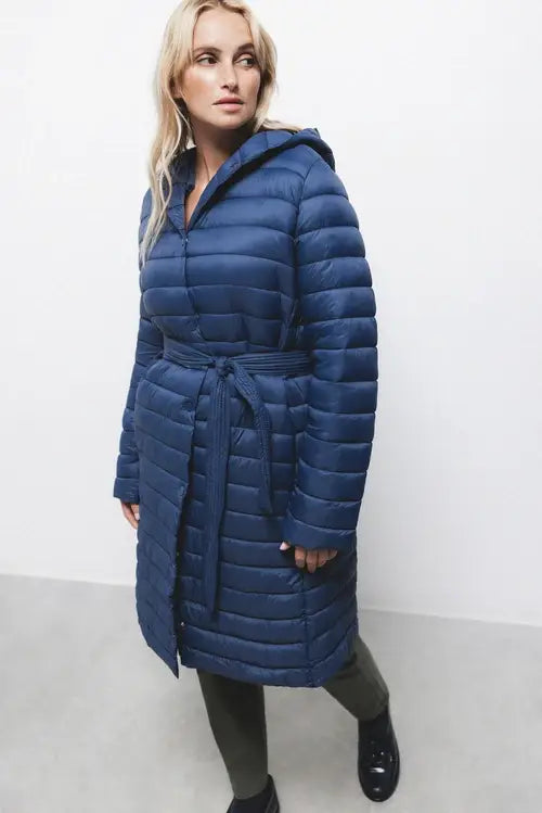 Parka lungo imbottito con cappuccio e cintura da donna