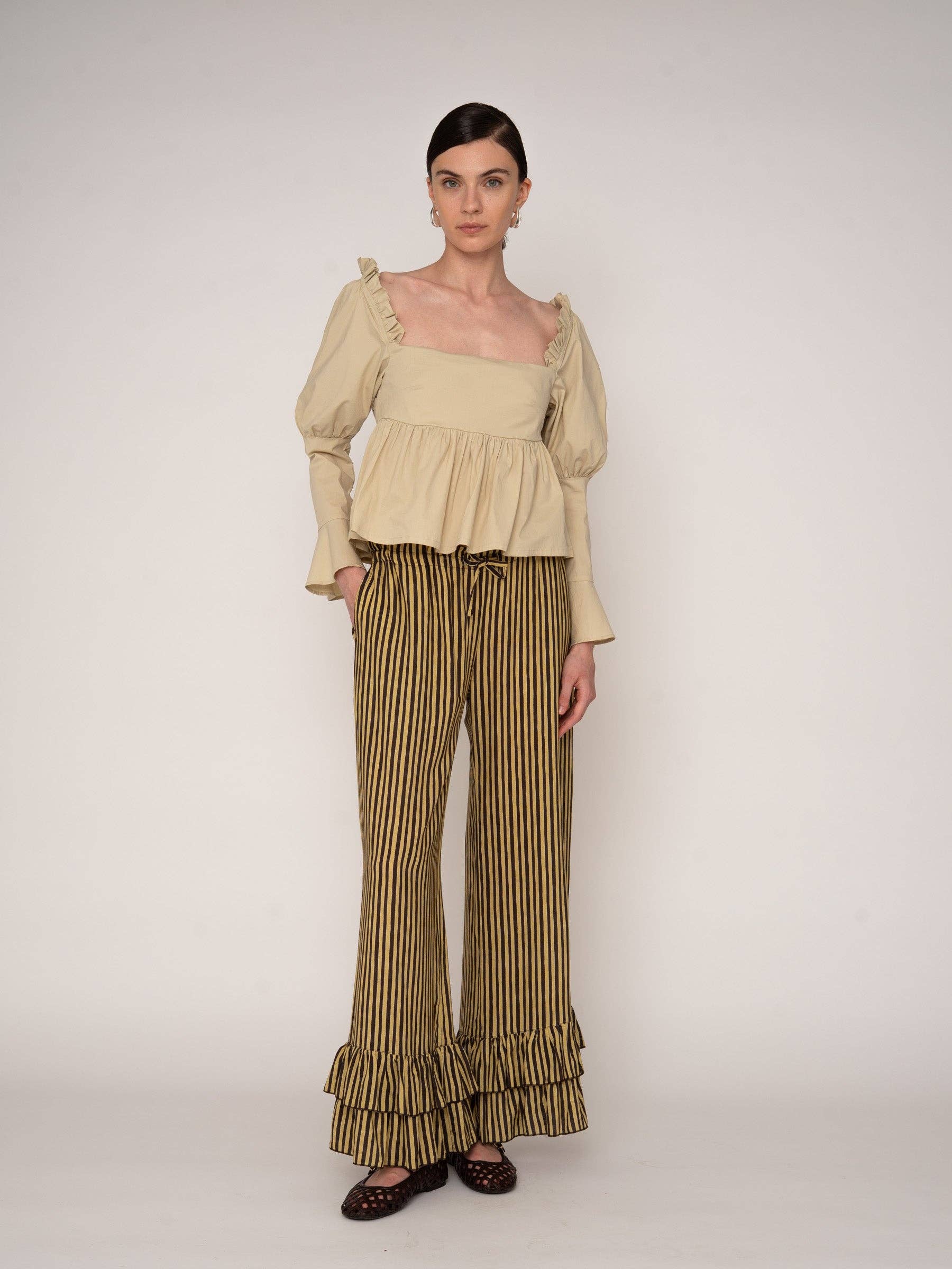 Blusa beige con volant e schiena aperta