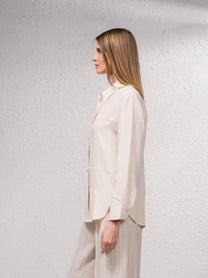 Camicetta oversize con bottoni frontali e colletto classico