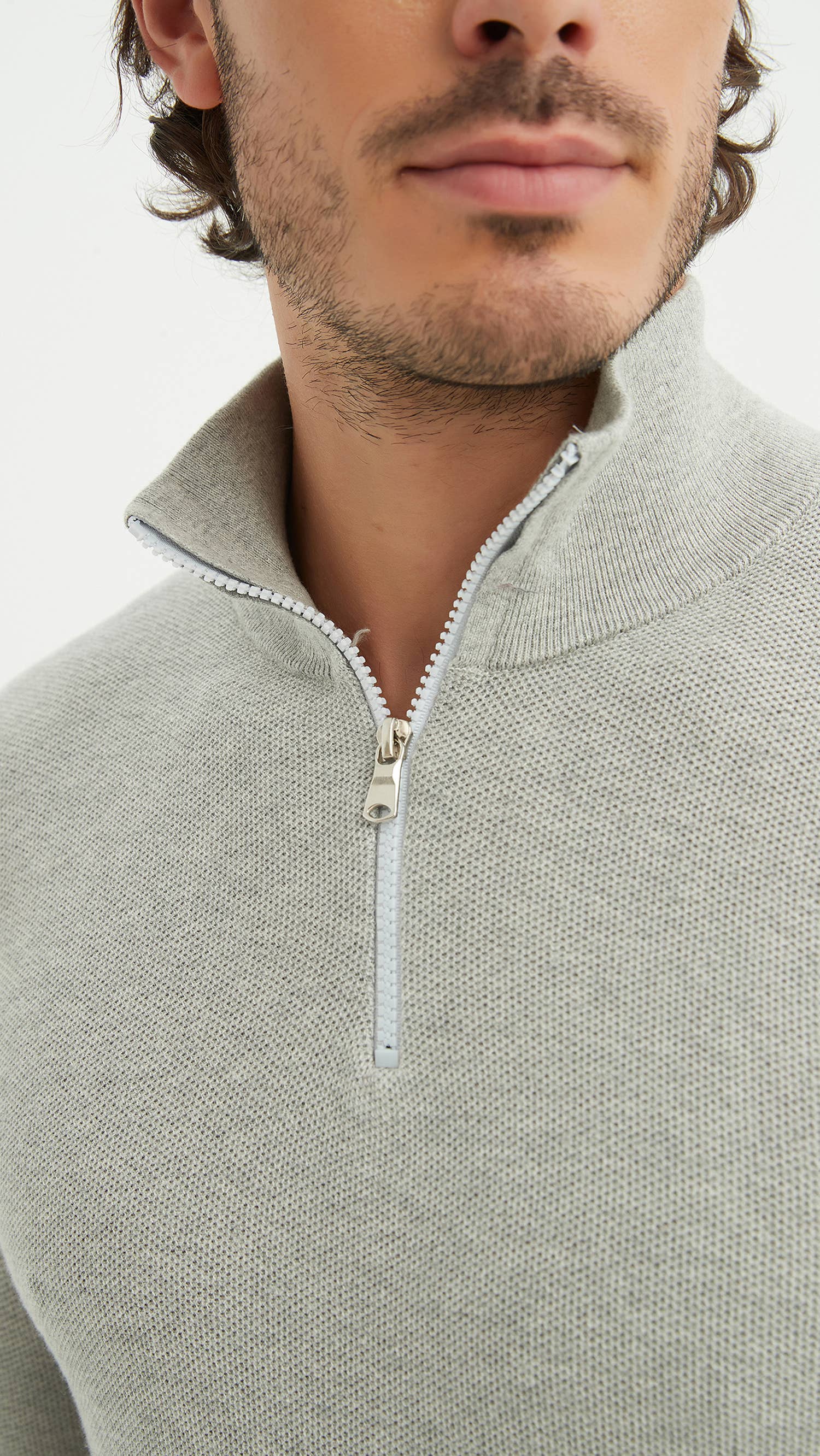 Maglione in cotone con collo alto e mezza zip grigio
