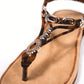 Sandali bassi infradito con stampa leopardata e dettagli metallici