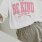 T-shirt oversize grafica “Be Kind” con fiocco