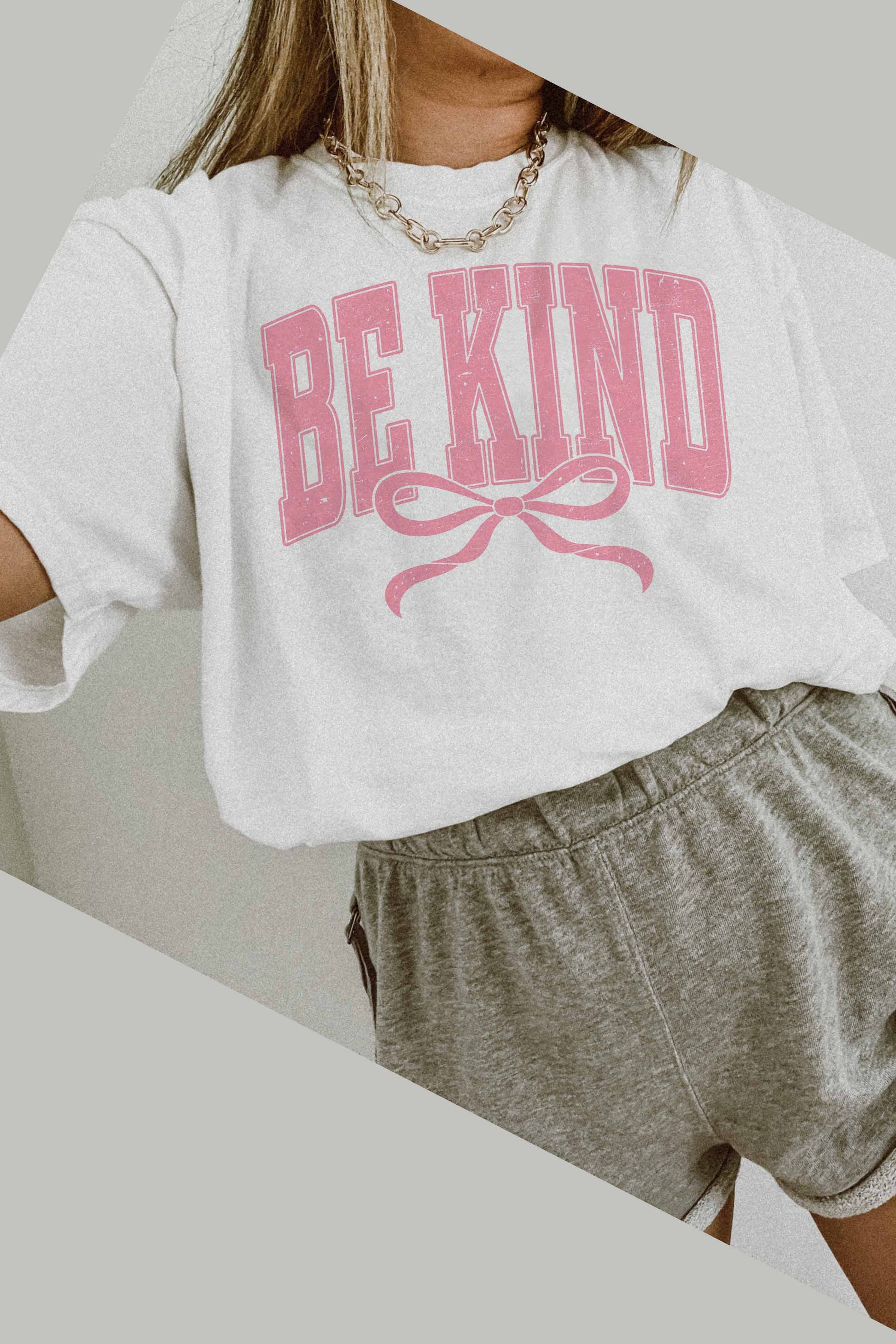 T-shirt oversize grafica “Be Kind” con fiocco