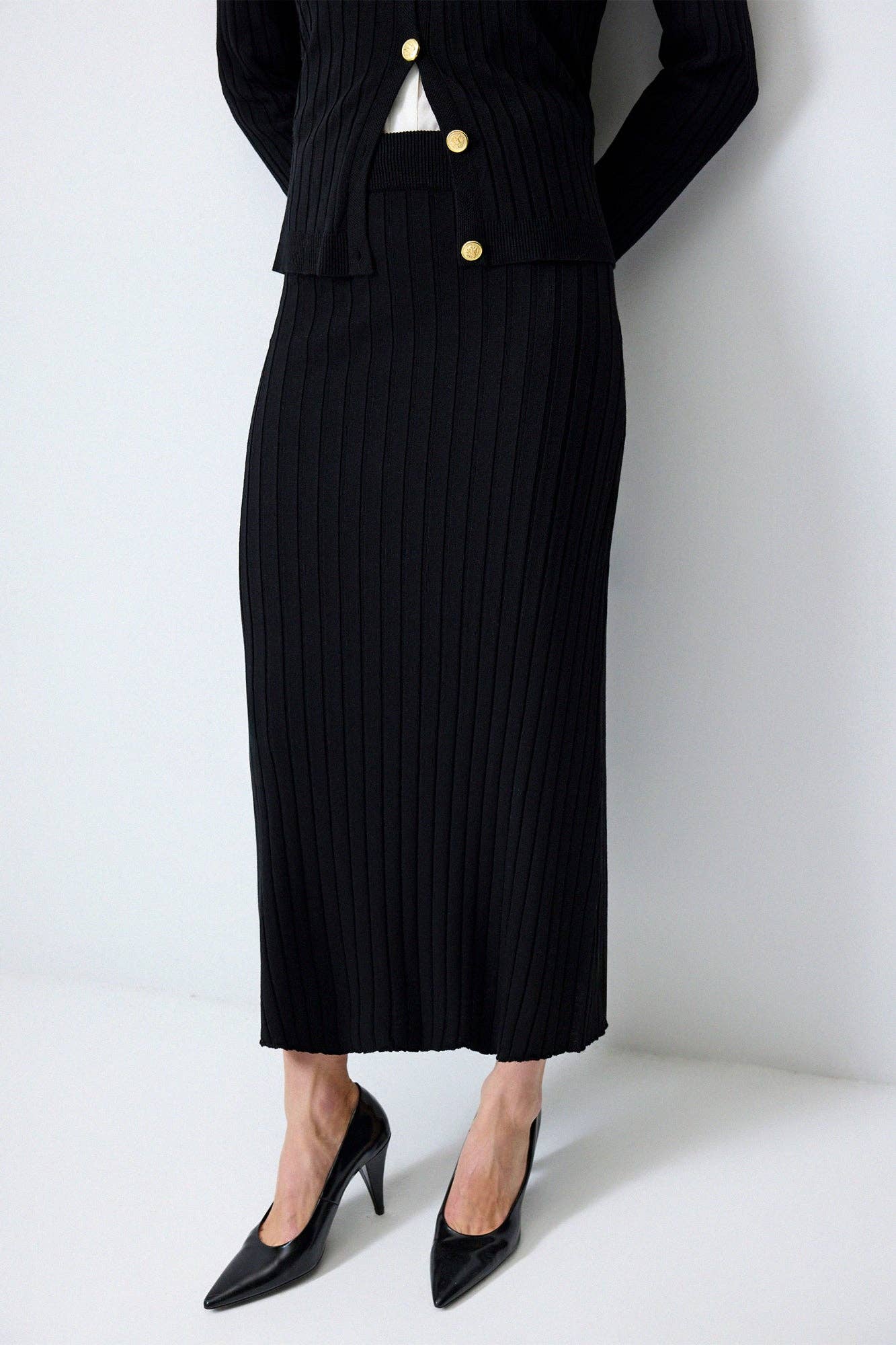 Set in maglia a coste con cardigan e gonna lunga nera