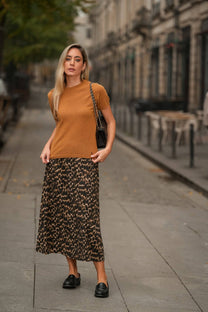Maglia girocollo in lana e cashmere color cammello
