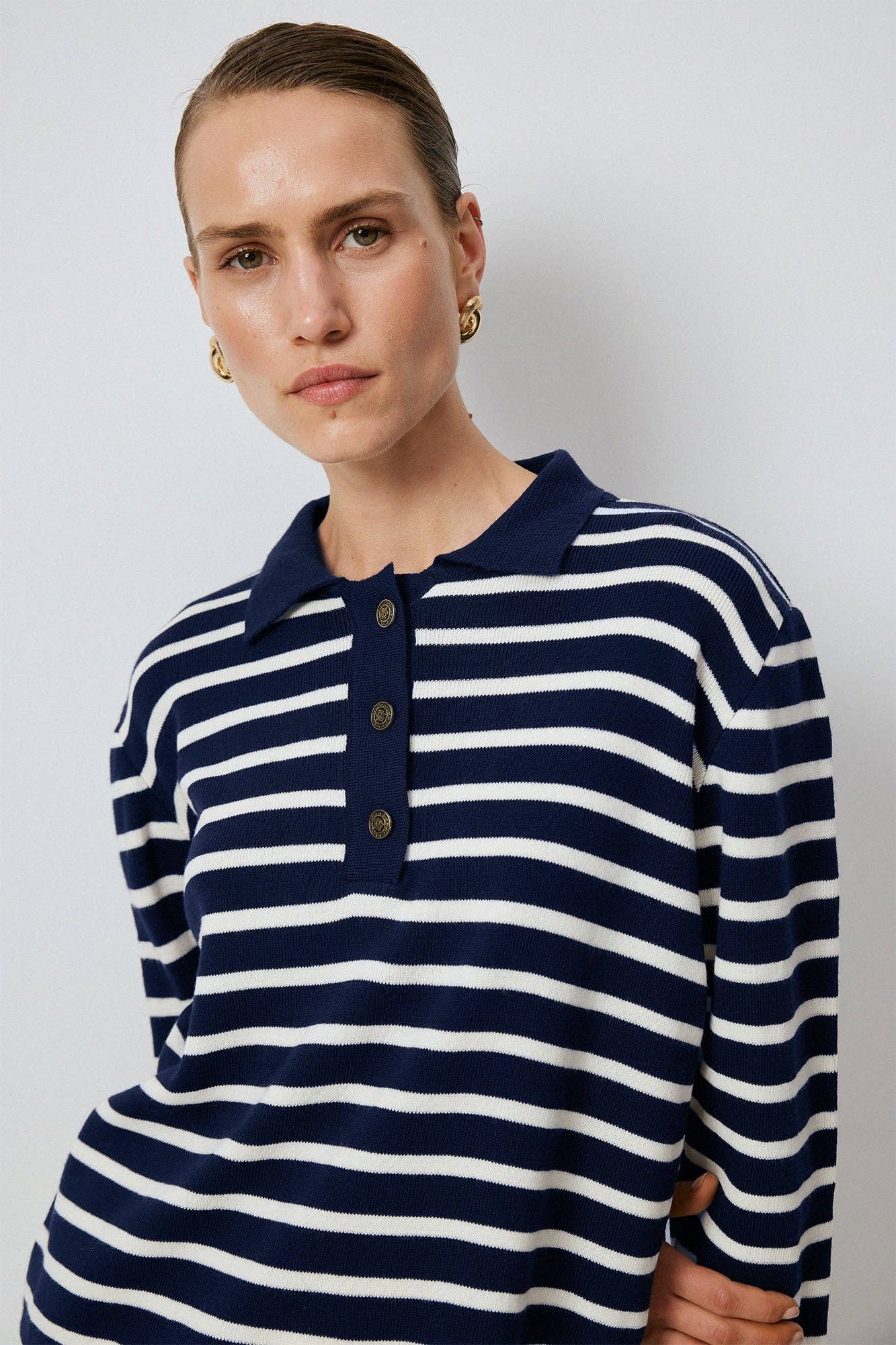 Maglione a righe con scollo a polo