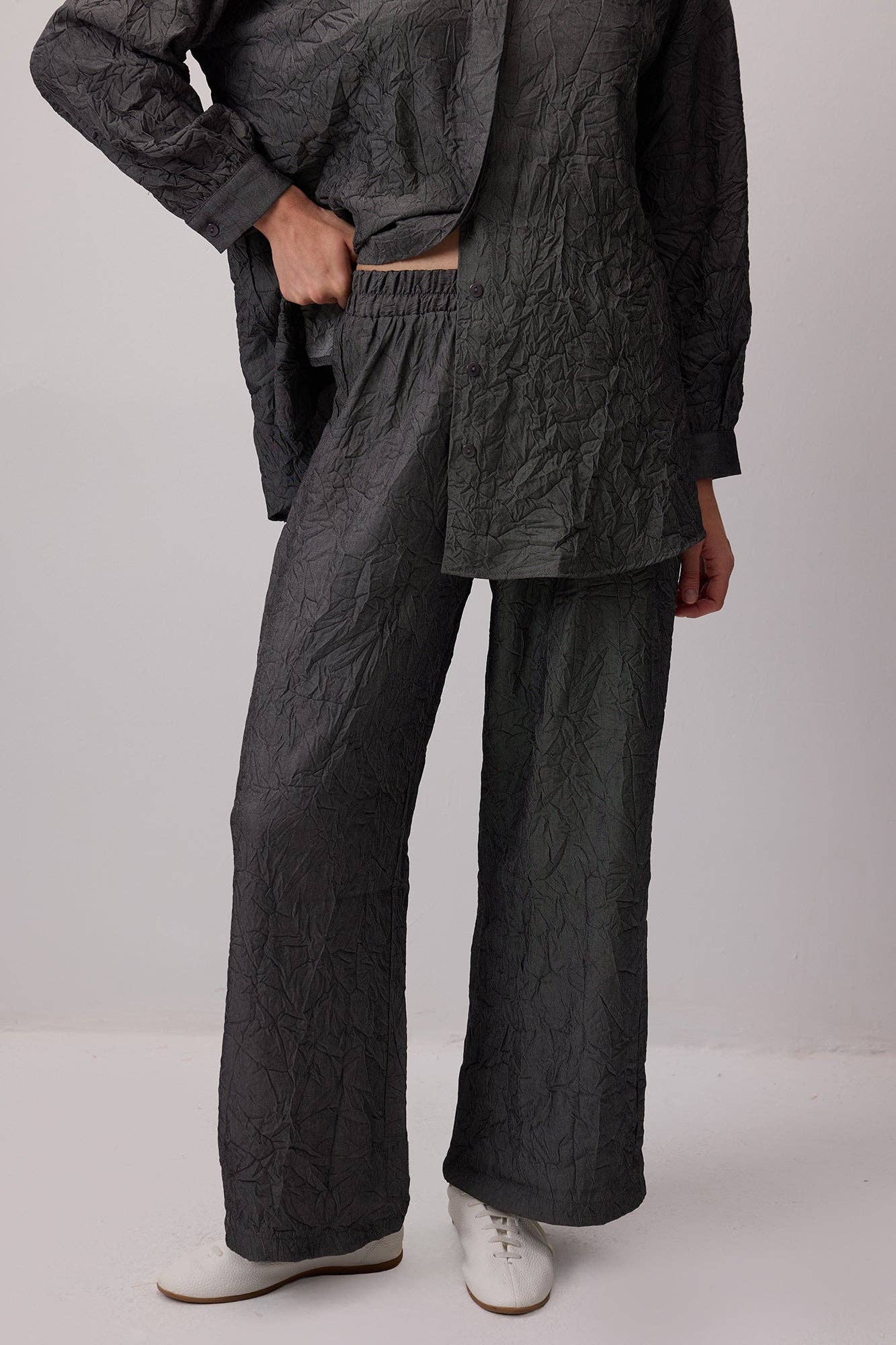 Completo camicia e pantaloni testurizzati effetto stropicciato
