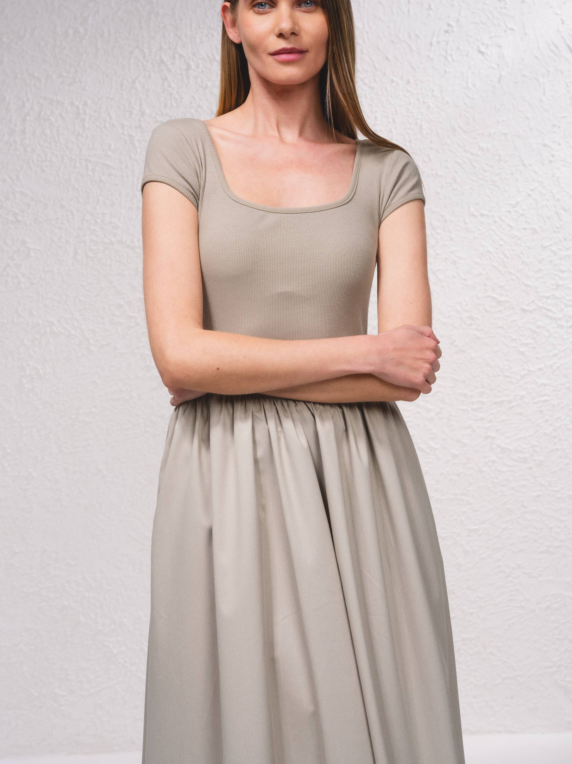 Abito midi beige con scollo quadrato e vita arricciata