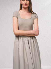 Abito midi beige con scollo quadrato e vita arricciata