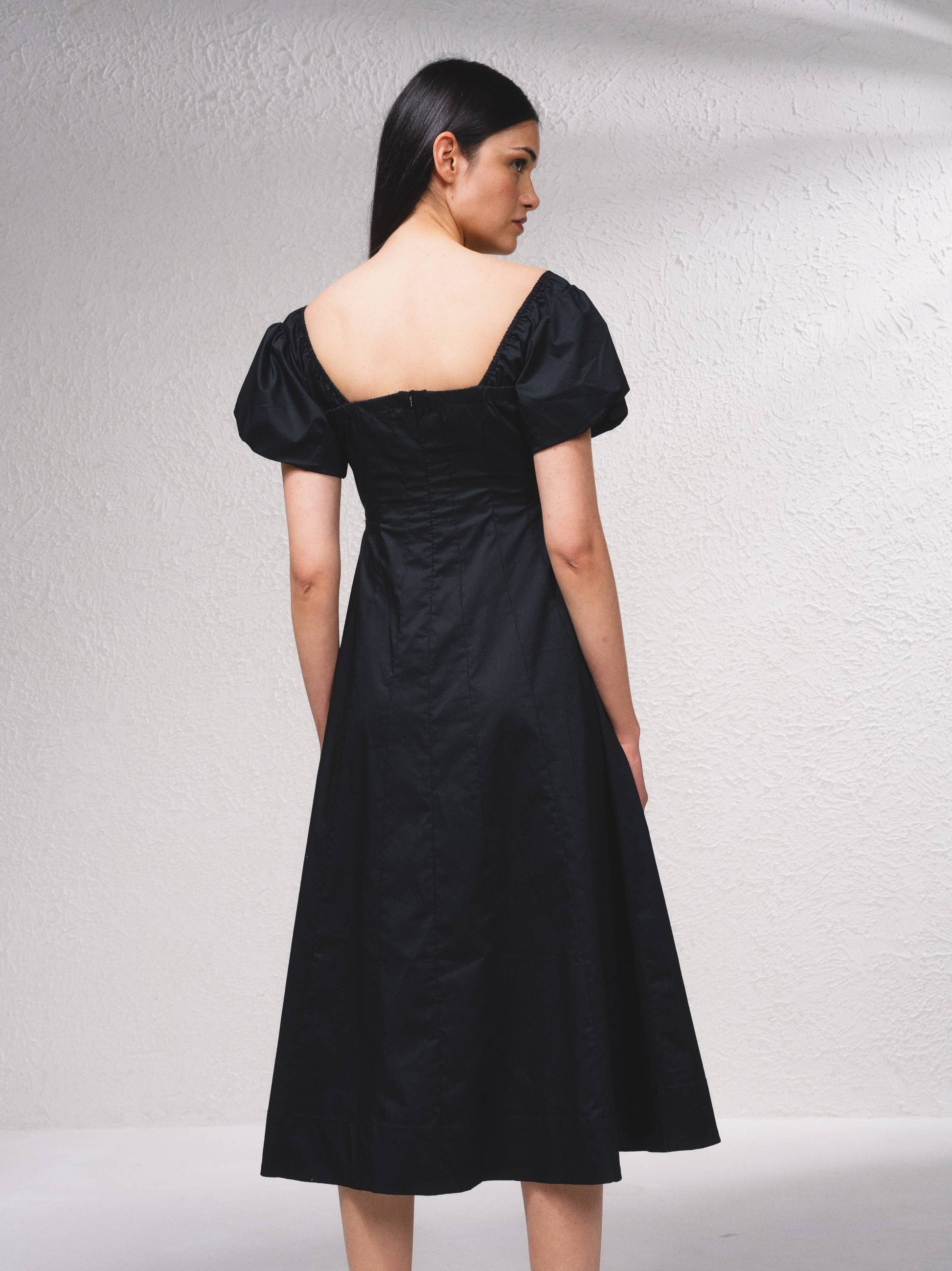 Vestito midi con scollo quadrato e gonna a trapezio