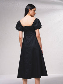 Vestito midi con scollo quadrato e gonna a trapezio