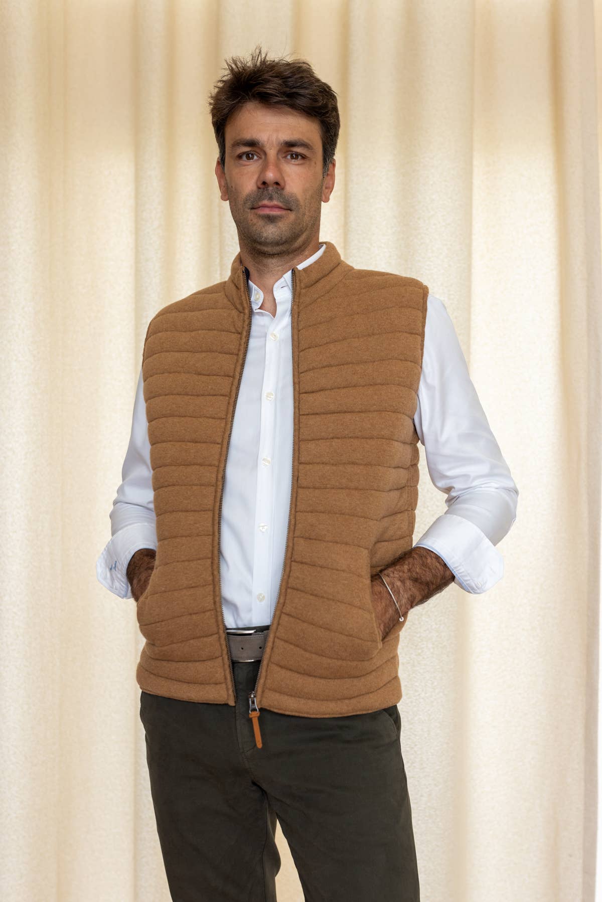 Gilet imbottito in lana merino con tasche color cammello
