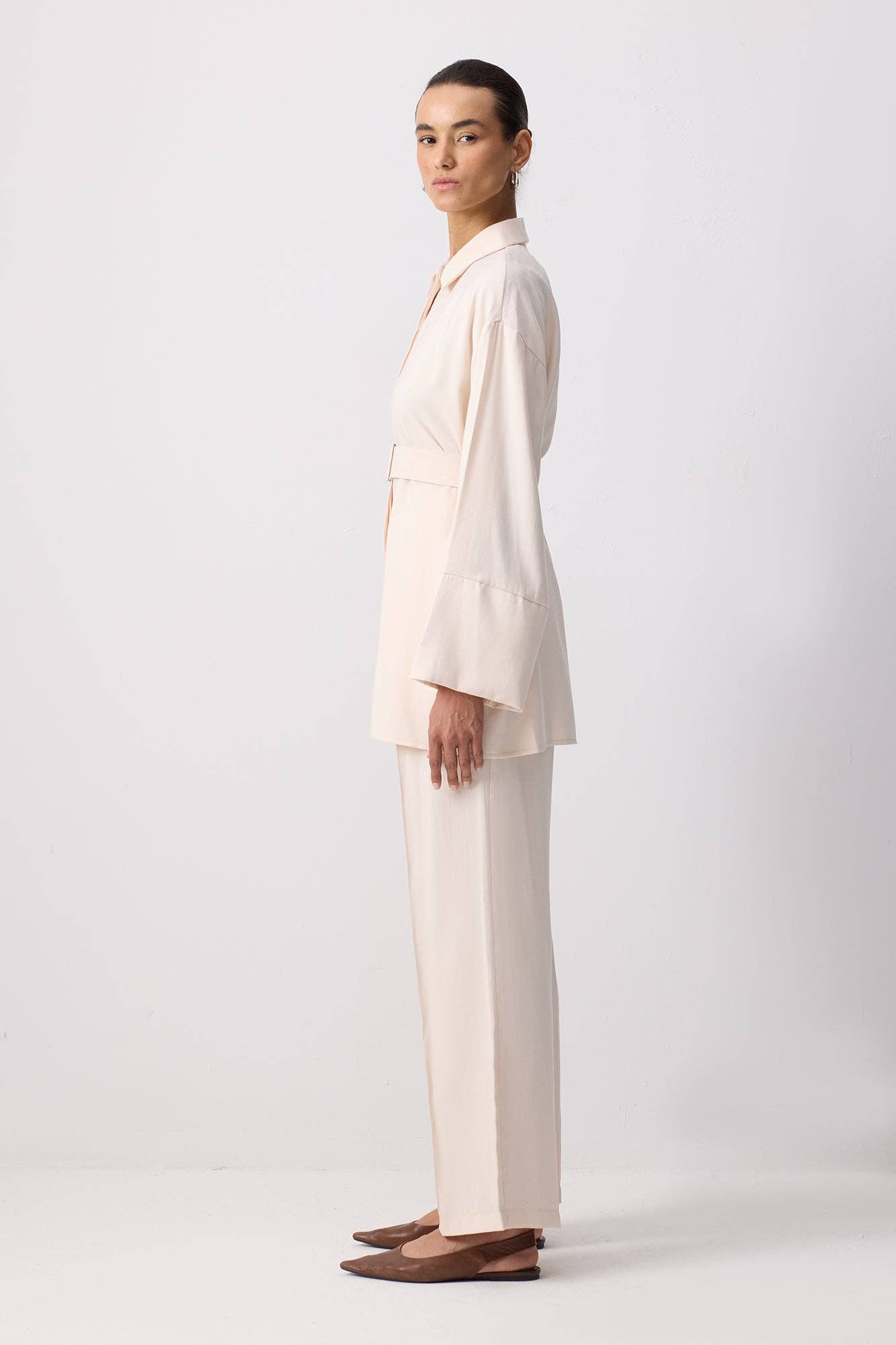 Completo donna camicia testurizzata con cintura e pantaloni palazzo